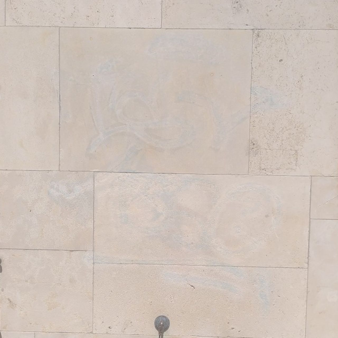 Ein schlecht entferntes Grafitto an der Wand