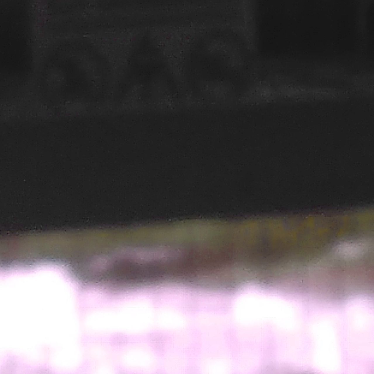 Unscharfe Aufnahme der Absperrung am Eisbach mit Warnschild