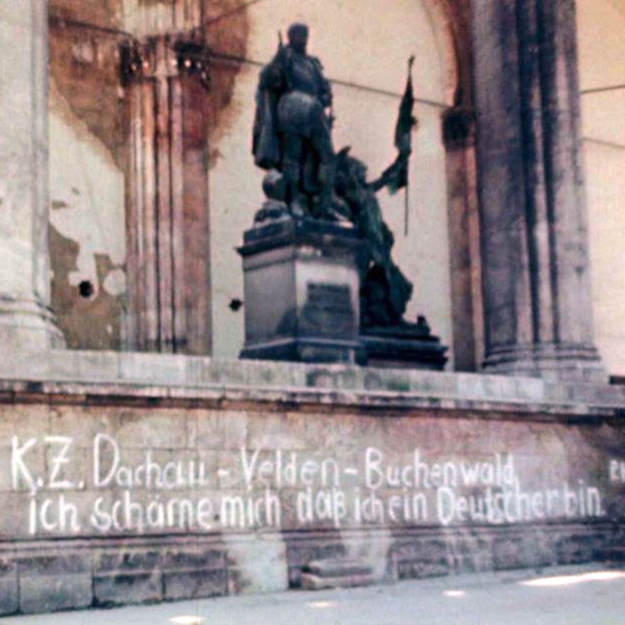 Feldherrnhalle nach dem Ende des 2. Weltkriegs mit Grafitto "K.Z. Dachau - Velden - Buchenwald. Ich schäme mich, daß ich ein Deutscher bin"
